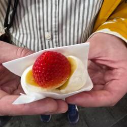 Mochi mit Custard und Erdbeere. Überraschend Lecker