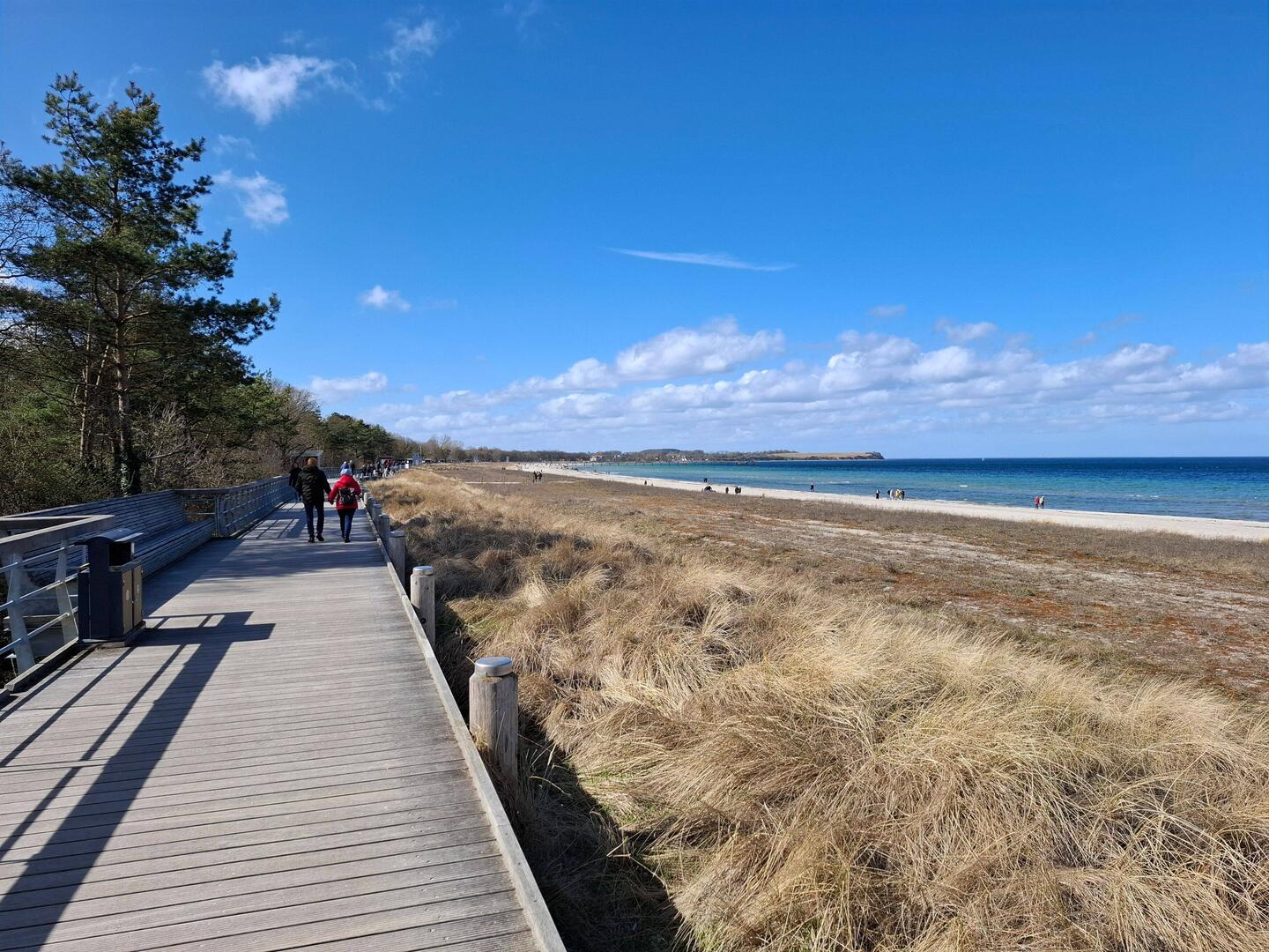Die 2021 neu errichtete Dünenpromenade ist 2,2 km lang und 3 Meter breit.