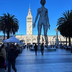 Ferry Building / R-Evolution symbolisiert Gleichberechtigung und die Stärke von Mann und Frau