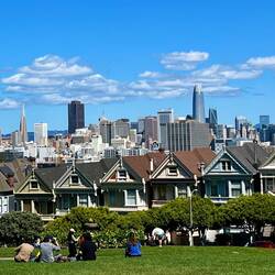 Mit dem Bus weiter zum Alamo Square mit Blick auf die Painted Ladies