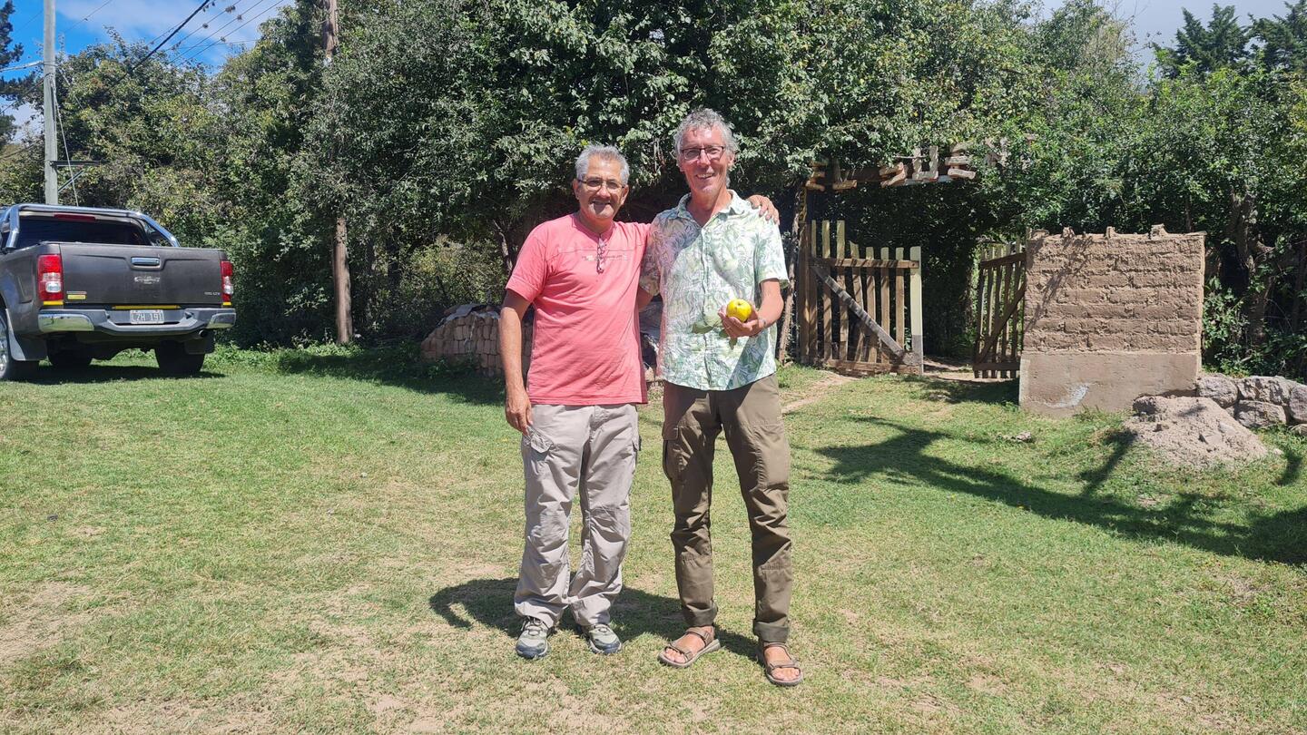 Luis mit Jörg - wir bekommen einen Apfel und eine Quitte geschenkt.
