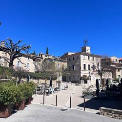 La grande place de Vaugines
