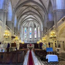 À l'intérieur les figures du chemin de croix sont masquées