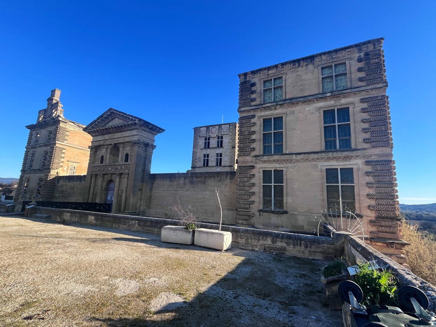 L'impressionnant château de la Tour d'Aigues