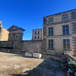 L'impressionnant château de la Tour d'Aigues