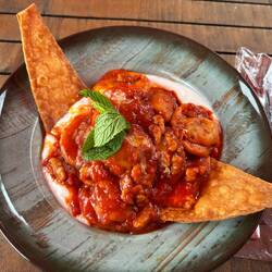 Manti fritti con yogurt e pomodoro