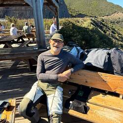 Pipo fühlt sich wohl und geniesst einen guten Café