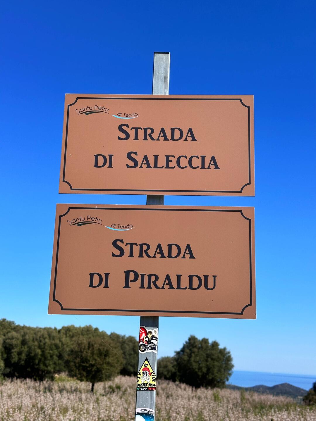 Die Einfahrt zur kilometerlangen Schotterstrasse