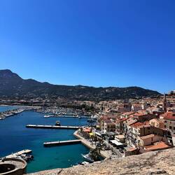 Calvi liegt wunderschön in eine der vielen zauberhaften Buchten