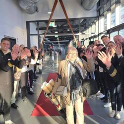 Abschied in Hamburg durch die Leitung des Schiffes, vorne der Kapitän und die Hoteldirektorin