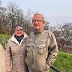 Blick zurück vom Altonaer Balkon auf den Hafen mit unsere AIDA weit im Hintergrund