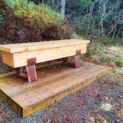 Kein Sarg - eine Ruhebank. So massiv, damit sie der Sturm nicht mitnimmt