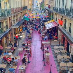 Pinke Straße im hippen Viertel