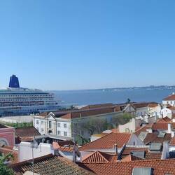 Ausblick beim Geocache. Das Kreuzfahrtschiff wirkte riesig. Kptn Karger habe ich nicht getroffen