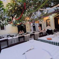 Netter Innenhof mit Restaurant. Achtung! Dessertabstinenz!!!