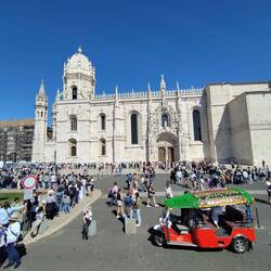 Man beachte die wartenden Menschen. Tagesausflug!
