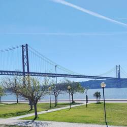 Tolle Brücke. Jesus steht am Ende, wird aber verdeckt. Hach