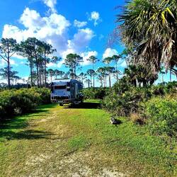 Der 2. Stellplatz mit Hund und Generator