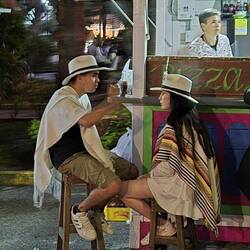 Bei abendlicher Kühle ist der Poncho (Ruana) ein passendes Outfit