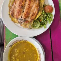 Gemüsesuppe und Forelle auf Kochbanane für ca. 8 Euro pro Person