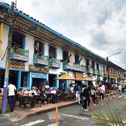 Bunte koloniale Häuser im ,Paisa-Stil'