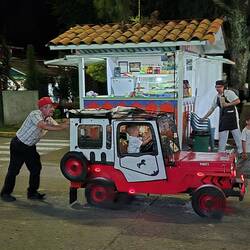 Der ältere Herr schiebt die Kinder in diesem Gefährt immer wieder um den zentralen Platz