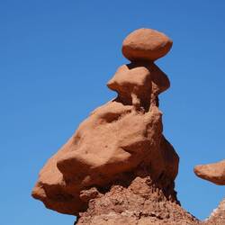 Hübsche Frau mit weitem Rock