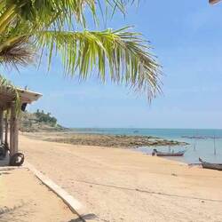 La jolie plage de notre guest house à marée basse ❤️❤️ trop de monde !😅