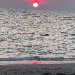 Le tout dernier coucher de soleil sur l'île☀️ Greg qui fait son footing passe en courant 🤪