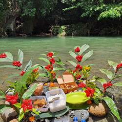 Das Lunch am Fluss, liebevoll hergerichtet für die Touris