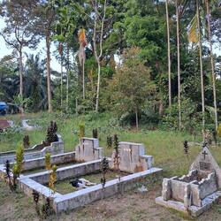 Ein Friedhof in Bukit Lawang