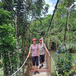 Vor der Hängebrücke hat der Guide noch schnell ein Bild von uns gemacht 😁