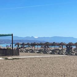 Im Hintergrund die Schneegipfel der Sierra Nevada