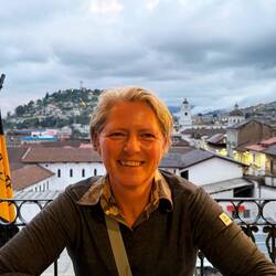 Martina freut sich auf Cocktail und Snacks