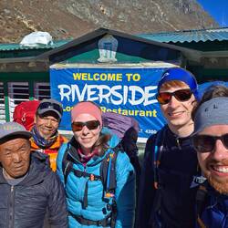 Abschiedsfoto am morgen mit dem 10-maligen Everest-Besteiger als Gastgeber