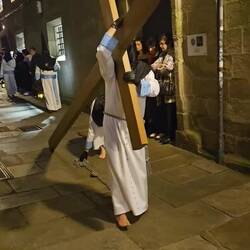 Again barefoot with the cross