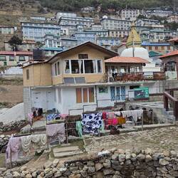 In Namche gibt's noch ne allgemeine Stelle zum Kleidung Waschen im Dorf