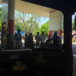 anstehen nach Benzin ( Locals bekommen 15l pro Woche zugeteilt)