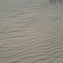 Kunstwerk am Wegesrand Künstler: Wind, Material: Sand