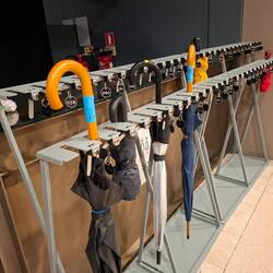 Regenschirmaufbewahrung im Museum