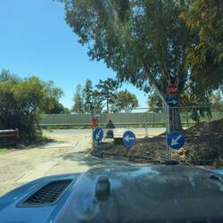 Man könnte fast meinen, sie lagern dort Pfeil-Schilder oder mussten die irgendwie los werden.