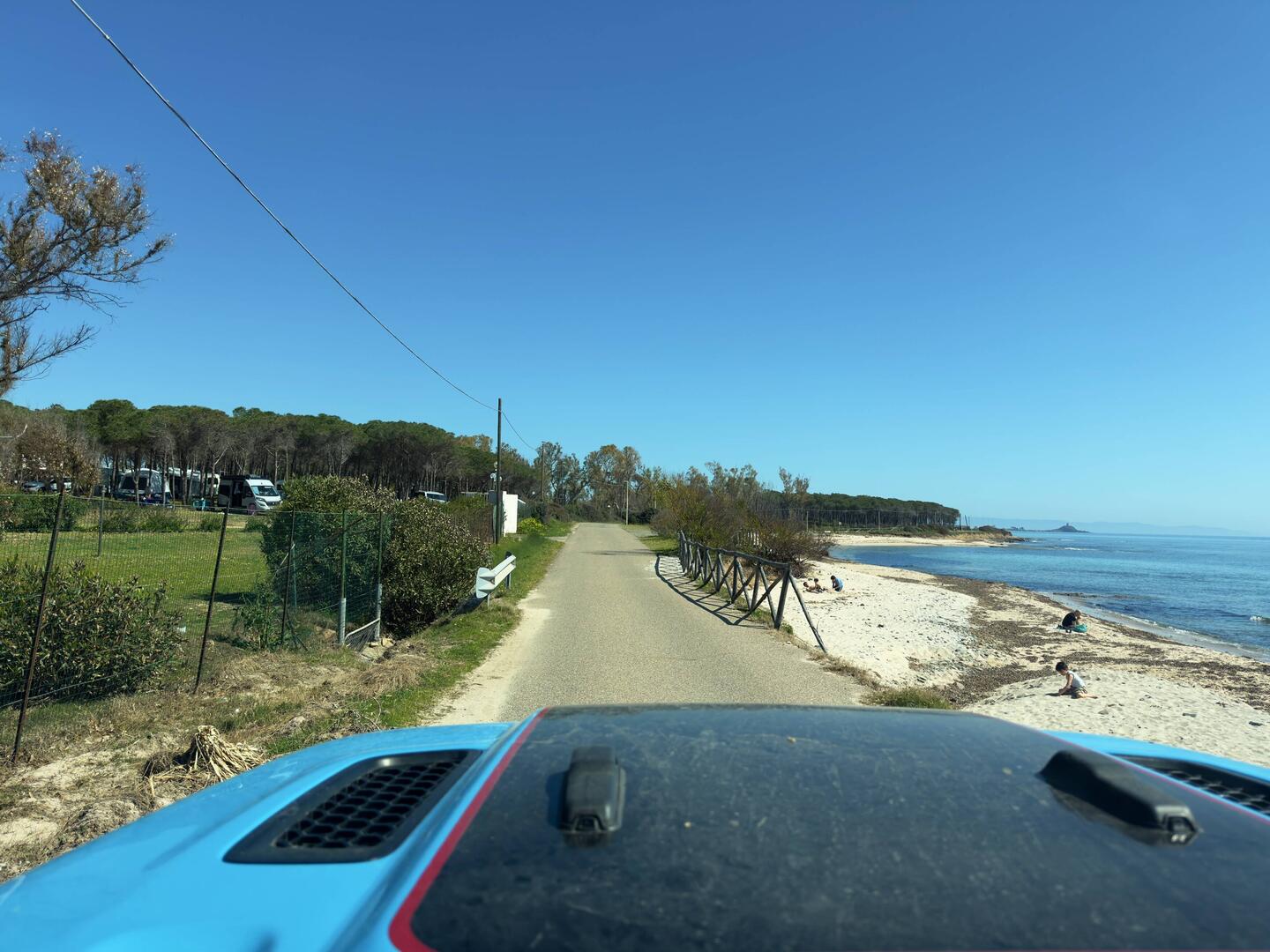 Direkt zwischen Campingplatz und Meer begann unsere Route.