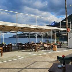 Die Taverne wirbt mit seinen Stellplätzen bei P4N, wäre aber im Verbotsbereich