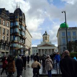 Haus mit GRÜNEM APFEL = Magritte-Museum