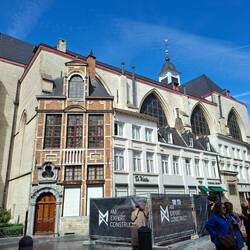 Nikolauskirche mit Häusern rundherum