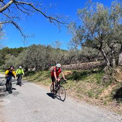 On se fait accompagner par les nombreux cyclistes de Pâques