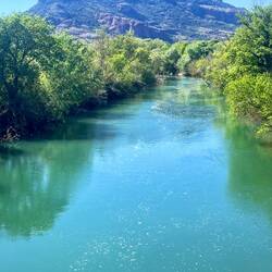 Au pied des roches brunes, l'Argens coule à flots