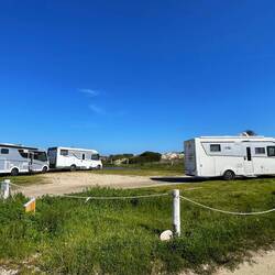 ..aber heute pfeift ganz schön der Wind.Die Kite Surfer freuen sich total🏄‍♂️ 🌬️