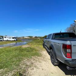 Eine trockene Insel wäre gefunden und was parkt hier?Ein Raptor🤣 Schatzi daugt's 😎