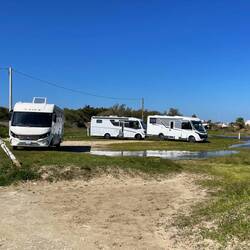..und wir uns über die trockene Insel und den guten Windschatten der Womis 🚐🚐👍🏻😆